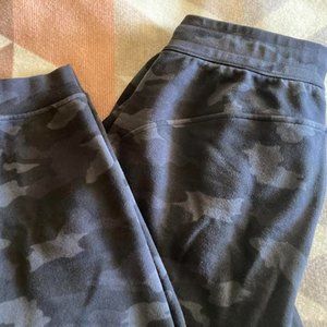 Lululemon Scuba fleece jogger Black Camo size 10